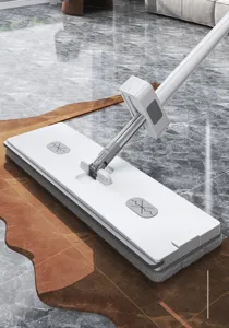 Vlakke dweil detailweergave met witte kop en absorberende microvezeldoek op de vloer.