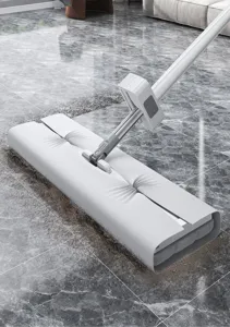 Gedetailleerd overzicht van de handvrije platte vloermop met absorberende microvezelpad en handvat.
