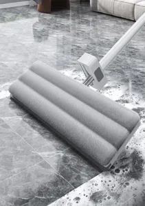Gedetailleerd overzicht van een vlakke mop met grijze pluche doek voor vloeren.
