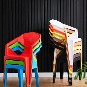 Verdickter Kunststoff Stapelstuhl moderner minimalistischer Esszimmerstuhl fuer den Wohnbereich.