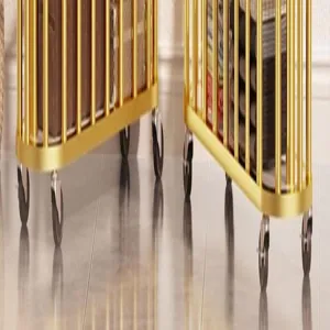 Scaffale metallico dorato dettaglio base del carrello con ruote vista primo piano