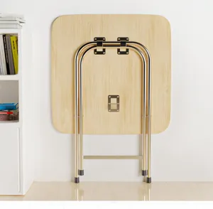 Klappbarer Holztisch Detailansicht, platzsparende Metallrahmenstruktur für kompakte Lagerung.