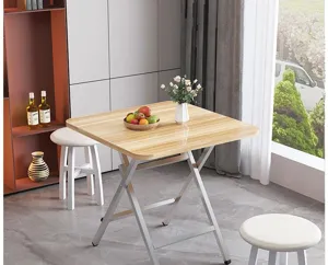 Compacte opklapbare eettafel met houtlook blad en metalen poten voor kleine woonruimtes.