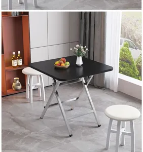 Gedetailleerd overzicht van een moderne inklapbare eettafelset met metalen frame binnen.