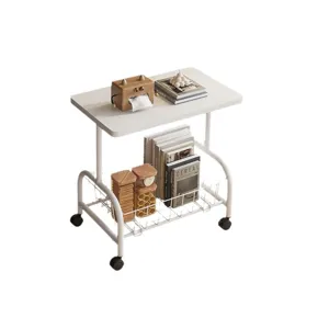 Petite table d'appoint mobile pour canapé avec panier de rangement et roulettes pratiques.
