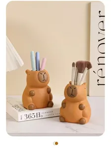 Détail de porte-stylo capybara mignon avec visage d'animal pour rangement de bureau.