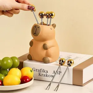 Joli porte-stylo capybara avec fourchettes a fruits en metal pour rangement de bureau