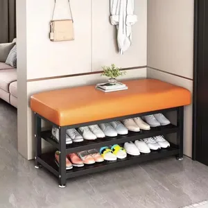 Panca portascarpe da ingresso con comoda seduta imbottita morbida e robusta struttura in metallo.