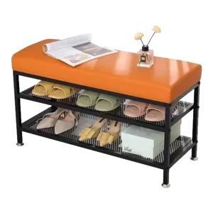 Moderna panca portascarpe da ingresso con cuscino arancione e struttura in metallo resistente.