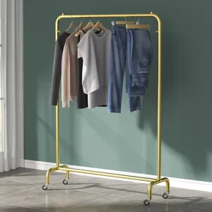 Moderne goldene Kleiderstange aus Metall mit Rollen, stabile Garderobe für die Heimorganisation.