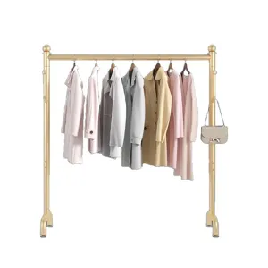 Gouden kledingrek voor de slaapkamer op de vloer, stevige kledingstang voor jassen en mantels.