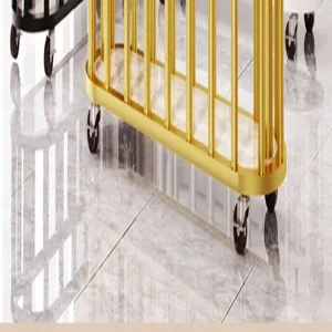 Primo piano dettagliato della base del carrello dorato con ruote scorrevoli e telaio.