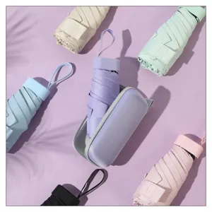Mini parapluie pliant portable avec étui zippé, protection compacte contre soleil et pluie.