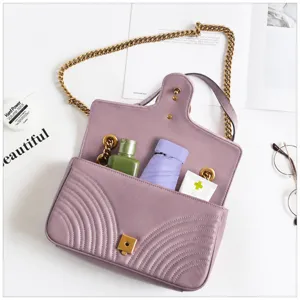 Sac à bandoulière matelassé violet avec chaîne dorée, design élégant pour un usage quotidien.