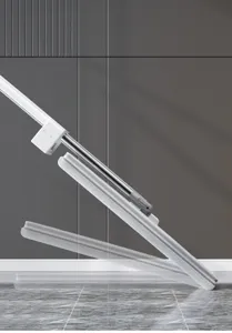 Detailopname van vlakke mop met opvouwmechanisme en microvezeldoek voor reiniging.