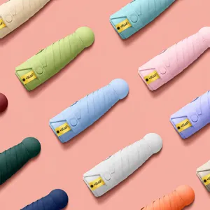 Mini parapluie de soleil pliable en 5 sections avec UPF50+, design coloré en plat.