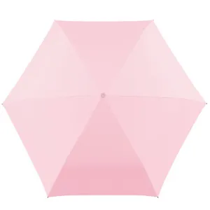 Mini parapluie de soleil pliable en cinq parties avec protection UV et design capsule compact.