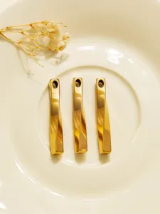 Goldener Edelstahl verdrehter rechteckiger Stab Anhänger Detail, DIY Schmuckzubehör.