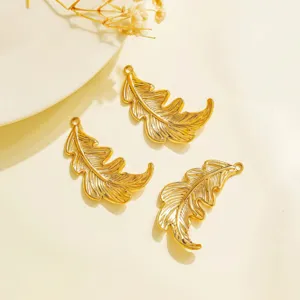 Goldene Blatt Metall Anhänger für DIY Schmuckherstellung, stilvolle Edelstahl Accessoires.