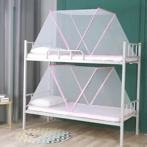 Zanzariera pieghevole per letto a castello, rete bianca con telaio rosa in camera da studente.