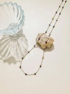 Collier de chaine de perles DIY delicat avec de petites perles et des perles colorees.