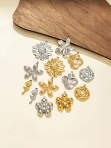 Roestvrij staal bloem hangers detail, gouden en zilveren bloem charms voor DIY sieraden.