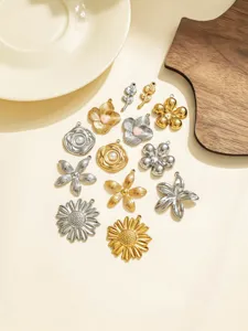 Roestvrijstalen bloemen madeliefje roos hangers detailweergave voor DIY sieraden maken en knutselen.