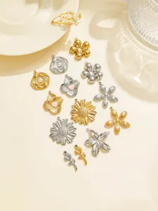 Detailopname van diverse roestvrijstalen bloem charms en hangers voor DIY knutselwerken.