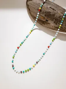 Collana di perline cubiche colorate vista dettagliata, accessorio di gioielli fatti a mano.