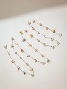 Close-up van de details van de roestvrijstalen kleurrijke edelsteen kraal ketting voor diy.