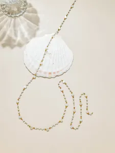 Gros plan détaillé de la chaîne DIY en acier inoxydable avec perles plates rondes.