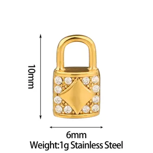 Dettaglio mini ciondolo lucchetto in acciaio inossidabile dorato, zirconi, accessorio.