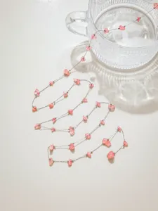 Detail van de roestvrijstalen ketting met roze kristal stenen voor sieraden ontwerpen.
