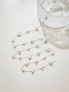 Detail van edelsteen splinter ketting, roestvrij staal goud kralen DIY sieraden.