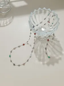 Chaîne fine en acier inoxydable à perles colorées, détail de bijoux DIY artistiques délicats.
