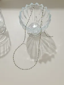 Gros plan détaillé de la chaîne fine en mini-perles multicolores, idéale pour bijoux DIY.