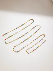 Detailansicht der bunten Kristallperlenkette, ideal für handgemachten DIY-Schmuck.