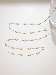 Detailaufnahme der zarten Edelstahl Perlenkette mit rosa Kristallperlen fuer handgemachten Schmuck.