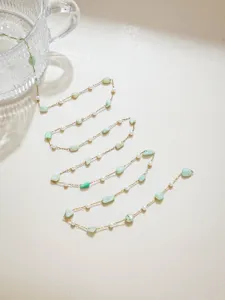 Detailaufnahme der DIY Edelstahl Perlen und grünen Stein Kette für Brillen oder Accessoires.