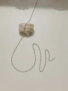 Chaine mini perles en acier inoxydable pour bijoux DIY et cordon de lunettes minimaliste.