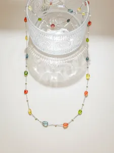 Detailaufnahme von Edelstahl Perlen und bunten Stein Kette für DIY Schmuckherstellung.