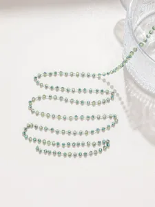 Detalle de cadena de cuentas de cristal verde, accesorio de joyería DIY de acero.