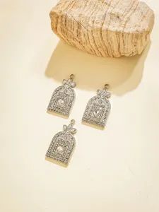 Detailaufnahme von drei silbernen Vintage Schlossfenster Strass Anhaengern fuer Schmuck.