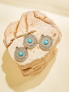 Edelstahl runder Anhänger Detailansicht, Retro Strass Türkis Charm für DIY Schmuckherstellung.