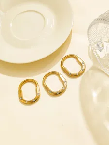 Gold oval horseshoe clasp DIY charm detail shot, ideal for custom necklaces and bag accessories.