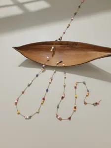 Chaîne fine en acier inoxydable avec perles carrées multicolores, idéale pour les bijoux DIY.