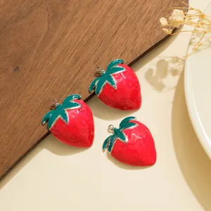 Emaille Erdbeere Anhänger Detailansicht, ideal für DIY Schmuckherstellung und schöne Accessoires.
