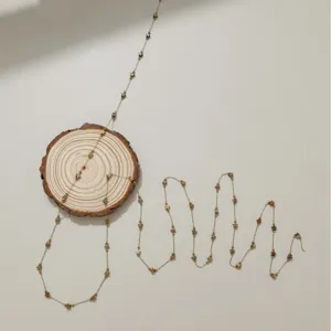 Chaîne fine en acier inoxydable avec étoiles pour fabrication de bijoux DIY et carillons.
