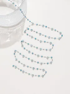Detaillierte Nahaufnahme der blauen Kristallperlenkette, filigraner Edelstahl DIY Schmuck.