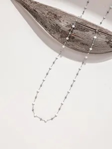 Detailansicht der feinen edelstahl perlenkette, elegantes schmuckzubehör für diy projekte.